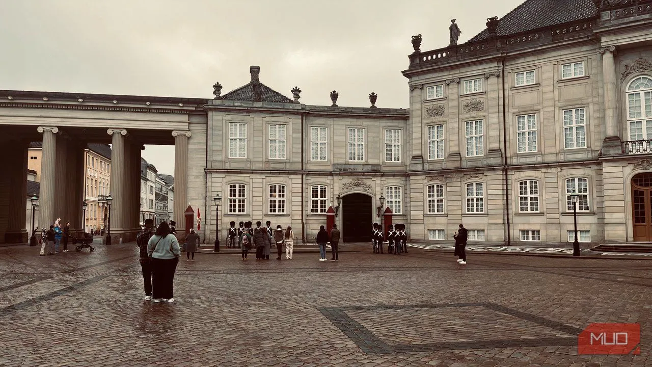 Quảng trường Cung điện Amalienborg với các binh sĩ đang diễu binh dưới trời mưa