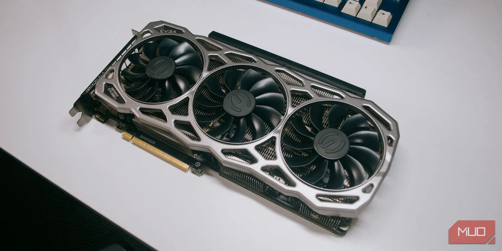 Quạt tản nhiệt của card đồ họa GTX 1080 Ti, minh họa GPU thế hệ trước vẫn mạnh mẽ cho PC