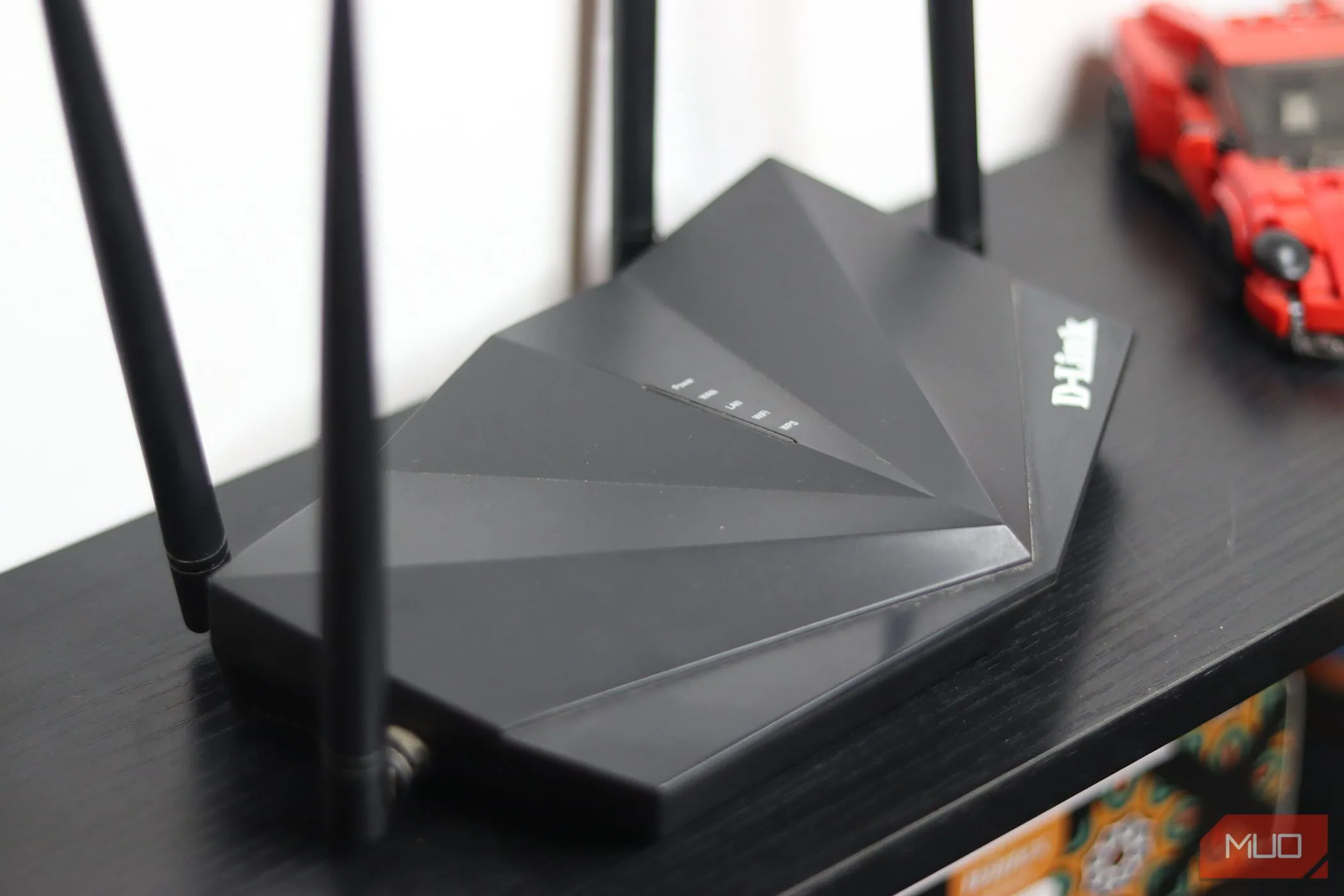 Router Wi-Fi N300 cũ được tái sử dụng làm điểm truy cập cho mạng khách.
