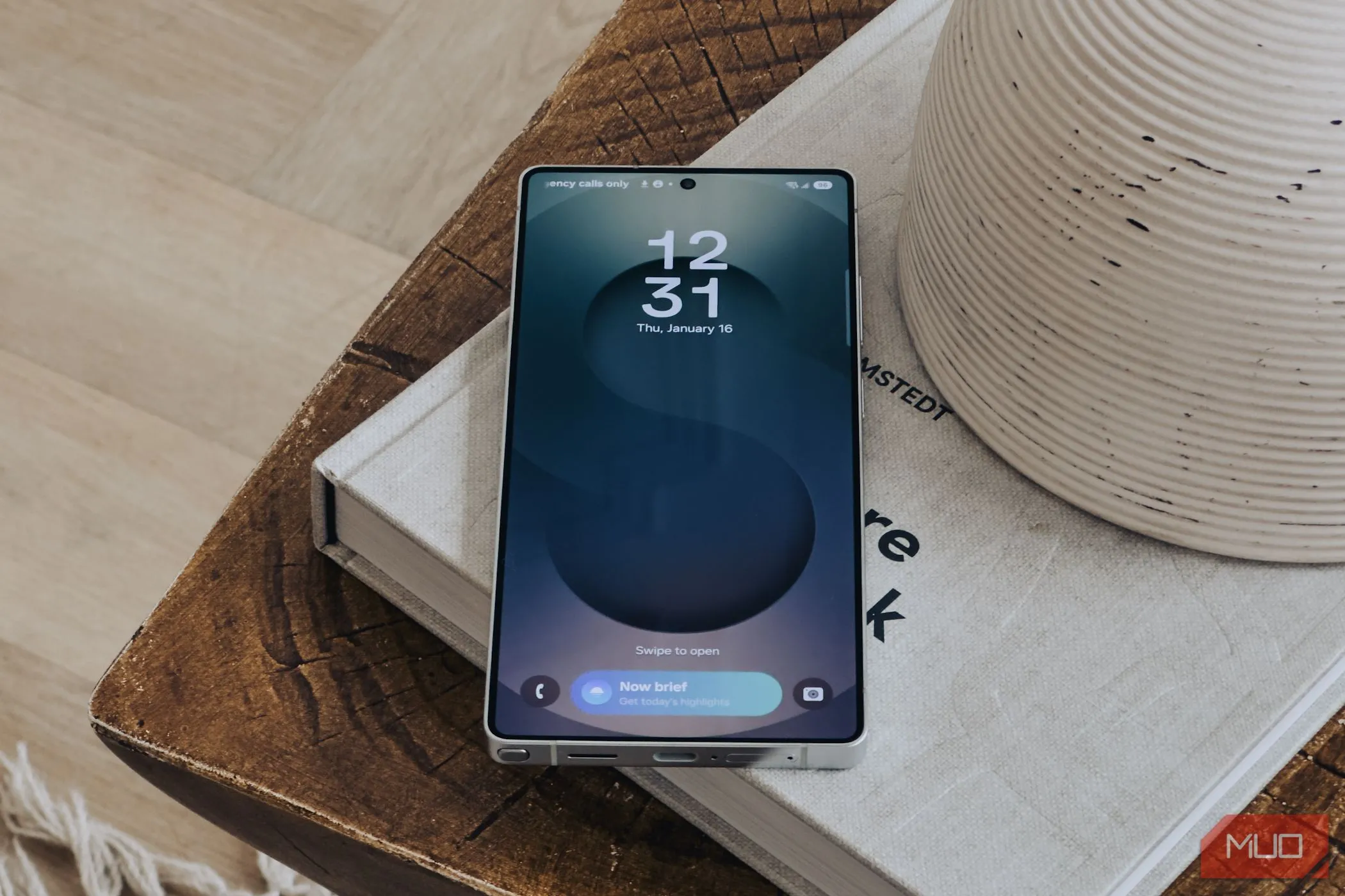 Samsung Galaxy S25 Ultra hiển thị Daily Brief trên màn hình khóa