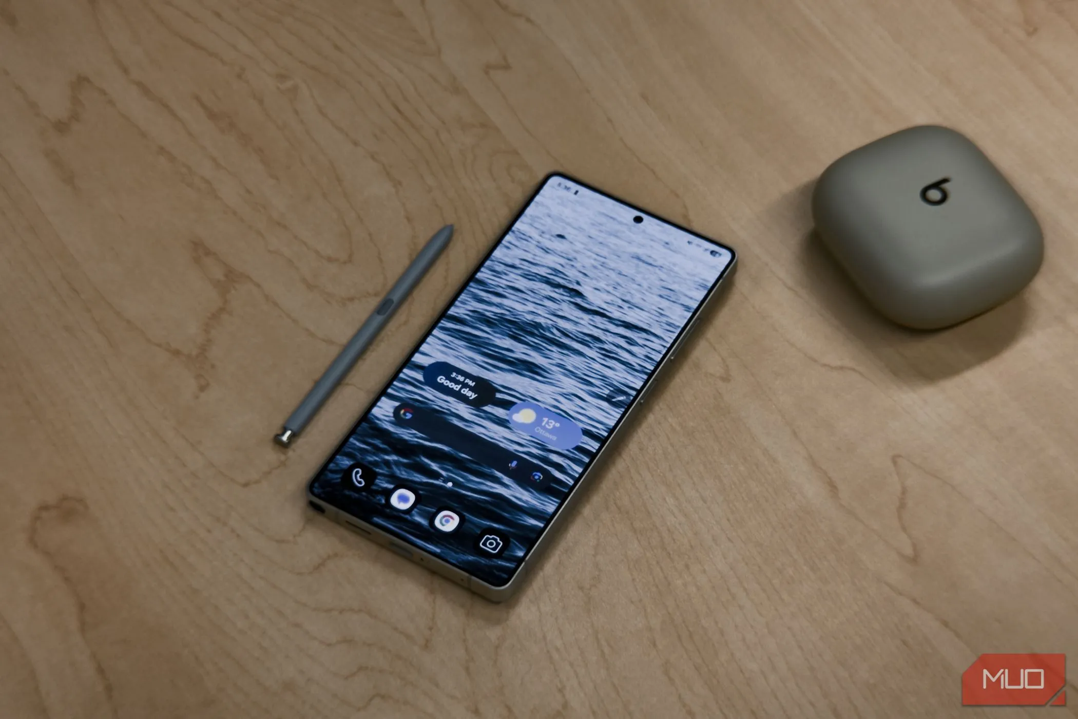 Samsung Galaxy S25 Ultra với bút S-Pen trên bàn gỗ