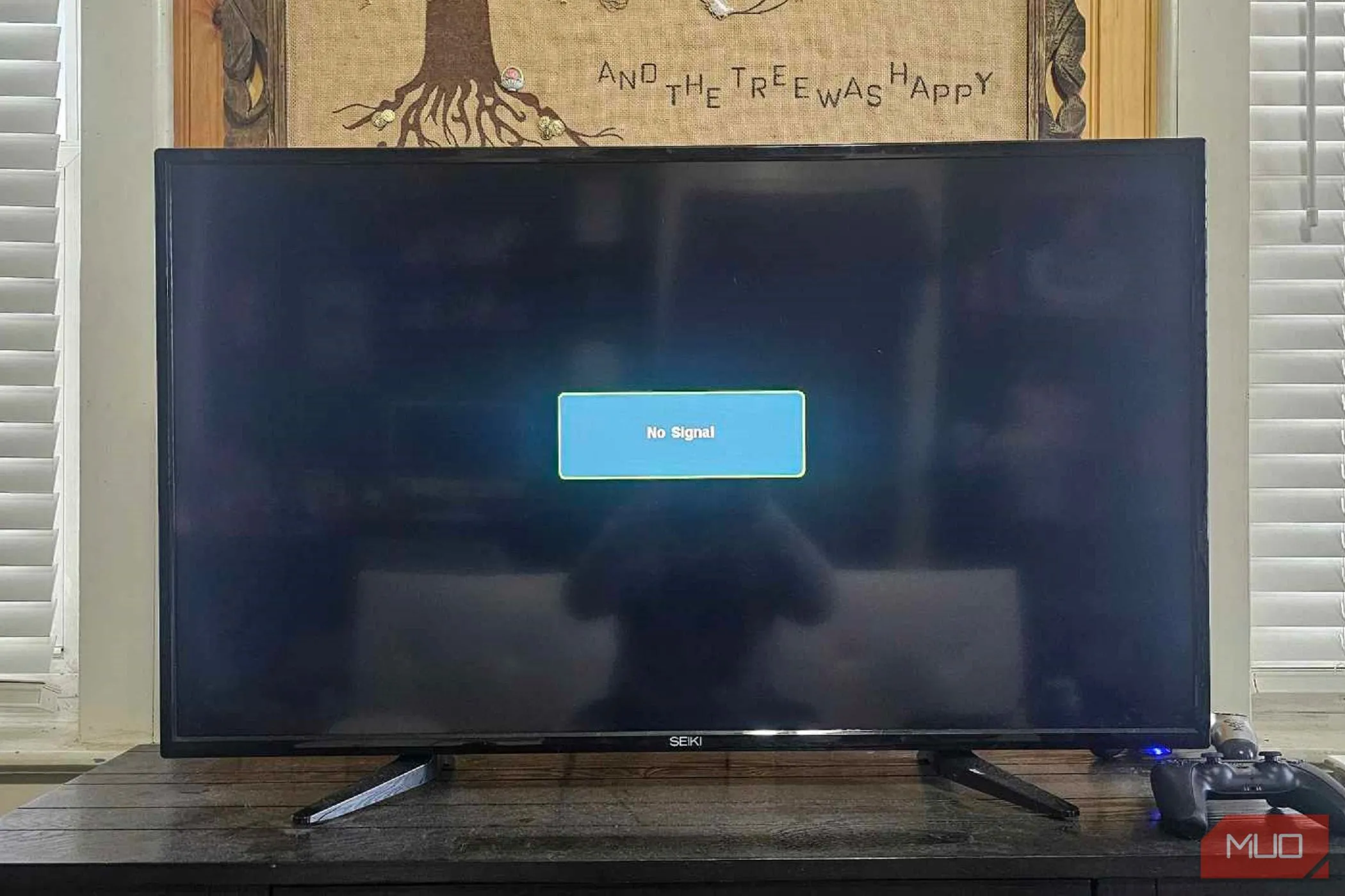 Smart TV hiển thị không có tín hiệu video, cho thấy lỗi kết nối mạng hoặc nguồn