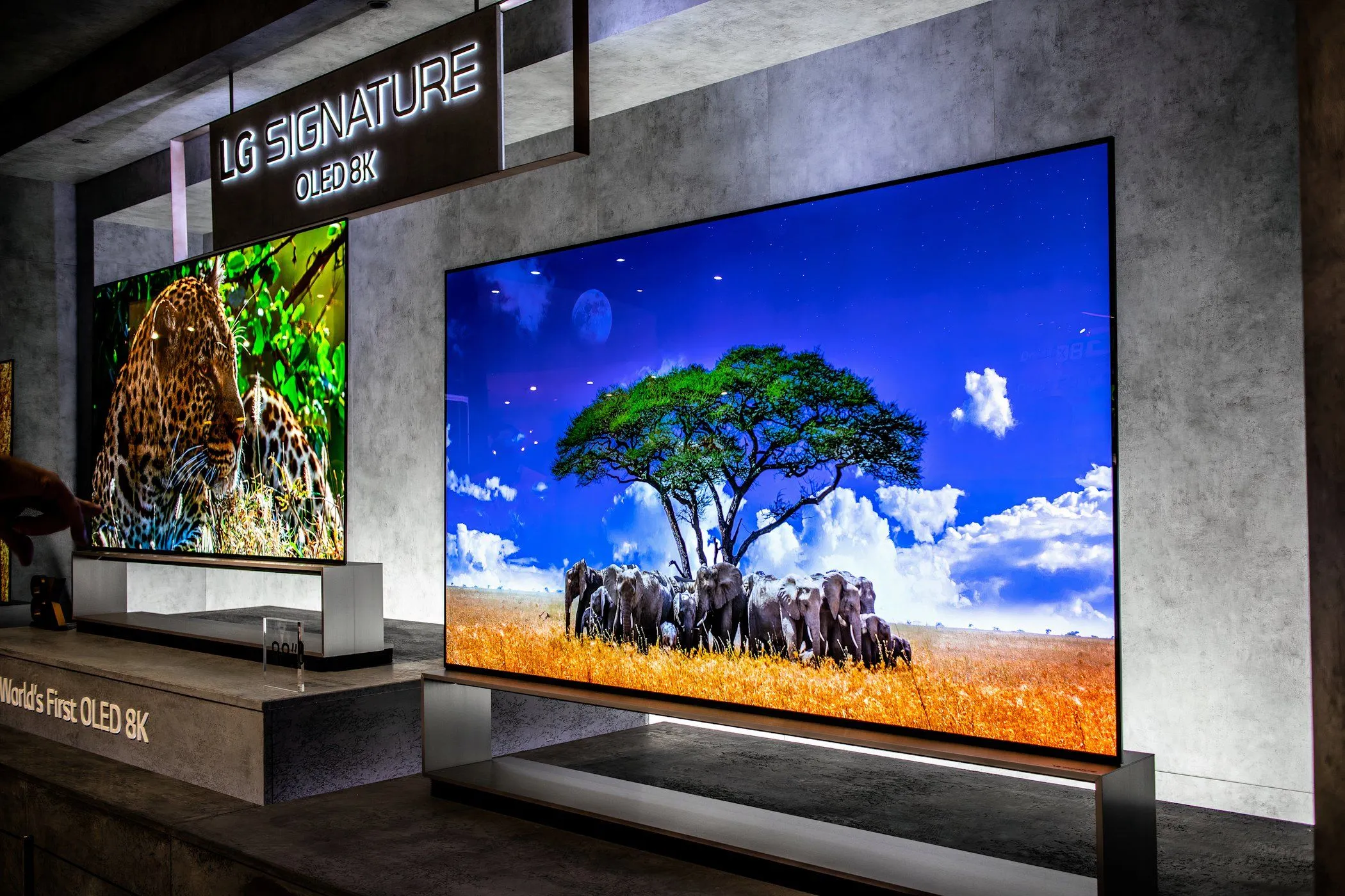 Smart TV LG trưng bày tại triển lãm công nghệ, màn hình hiển thị sống động như một khung ảnh kỹ thuật số lớn.