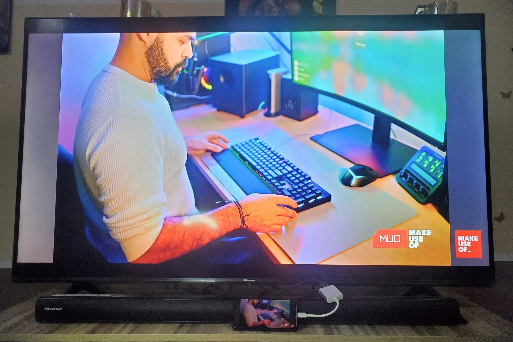 Smartphone kết nối với TV qua bộ chuyển đổi USB-C sang HDMI phản chiếu màn hình