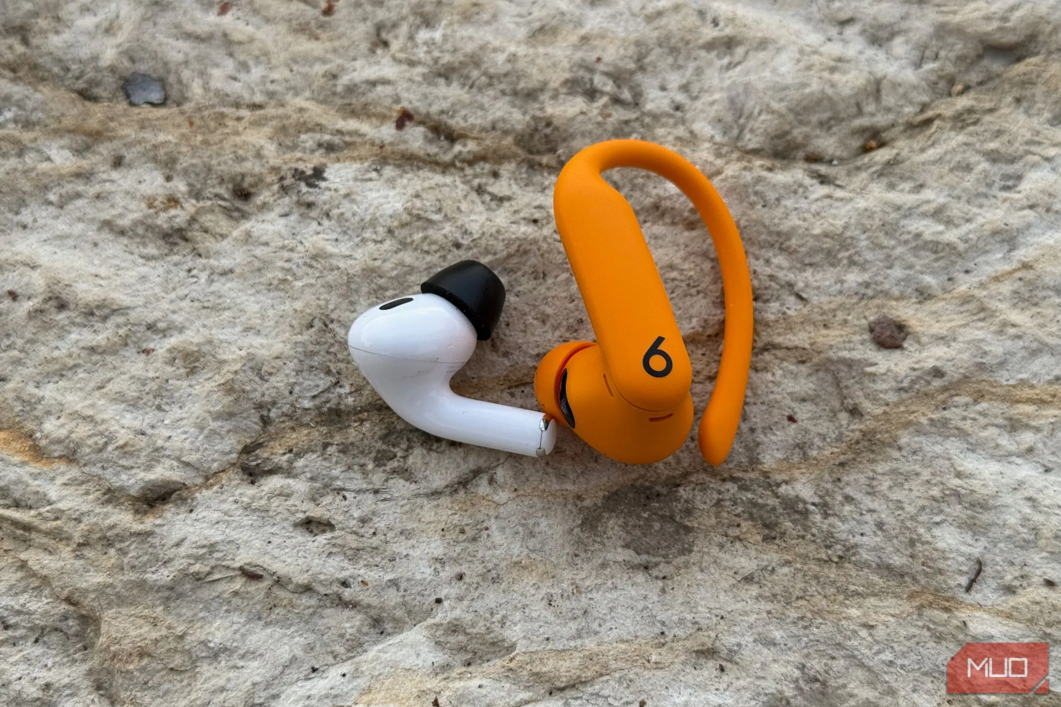 So sánh kích thước giữa AirPods Pro 2 và Powerbeats Pro 2, cho thấy thiết kế khác biệt.