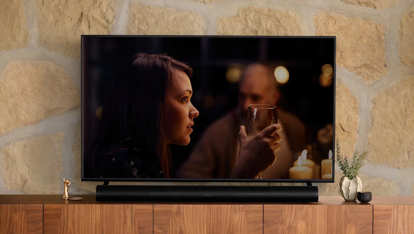 Soundbar Sonos Arc màu đen, biểu tượng cho âm thanh cao cấp trong không gian mở