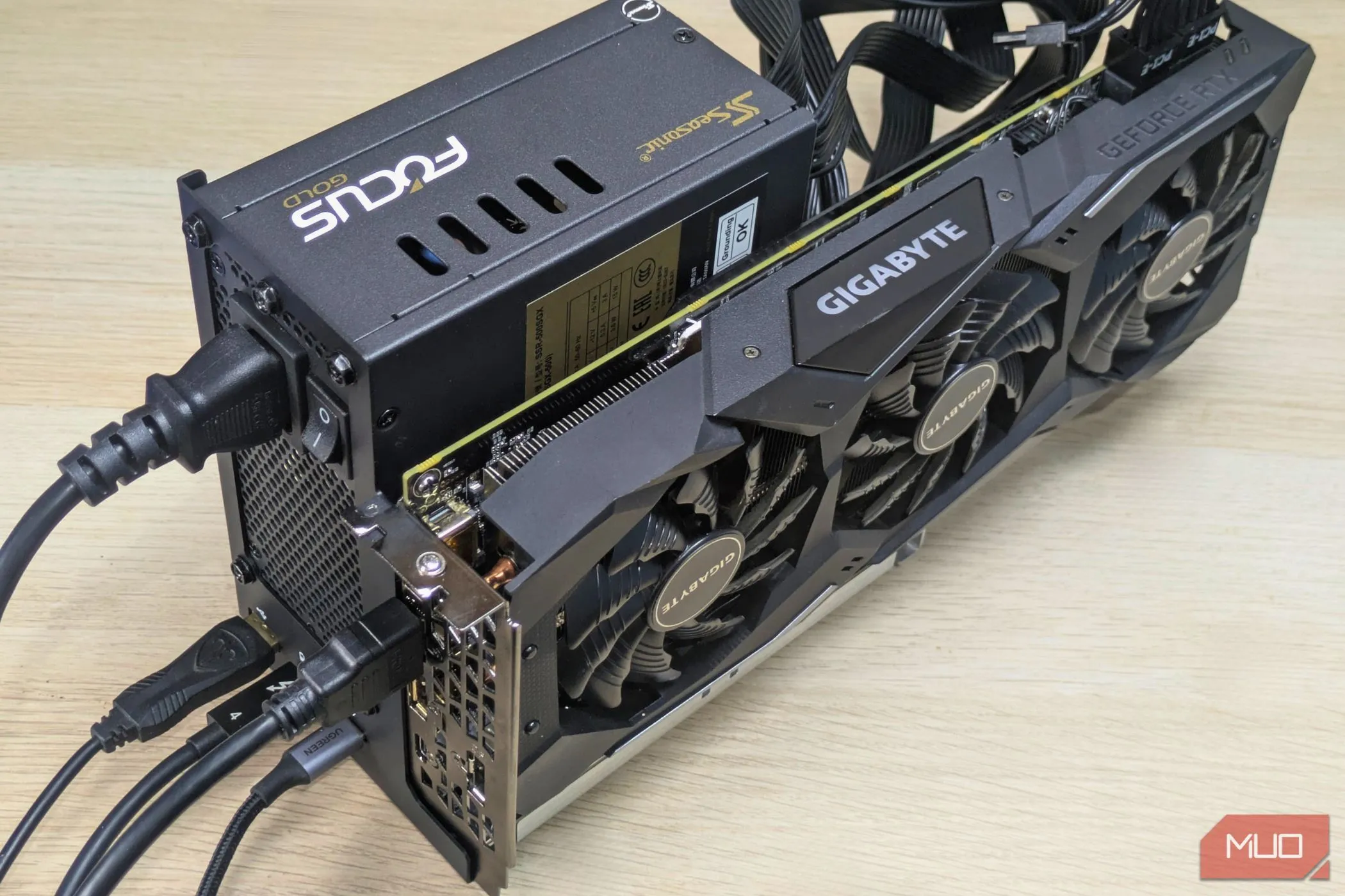 Sử dụng các tính năng USB của dock eGPU với các thiết bị ngoại vi được cắm