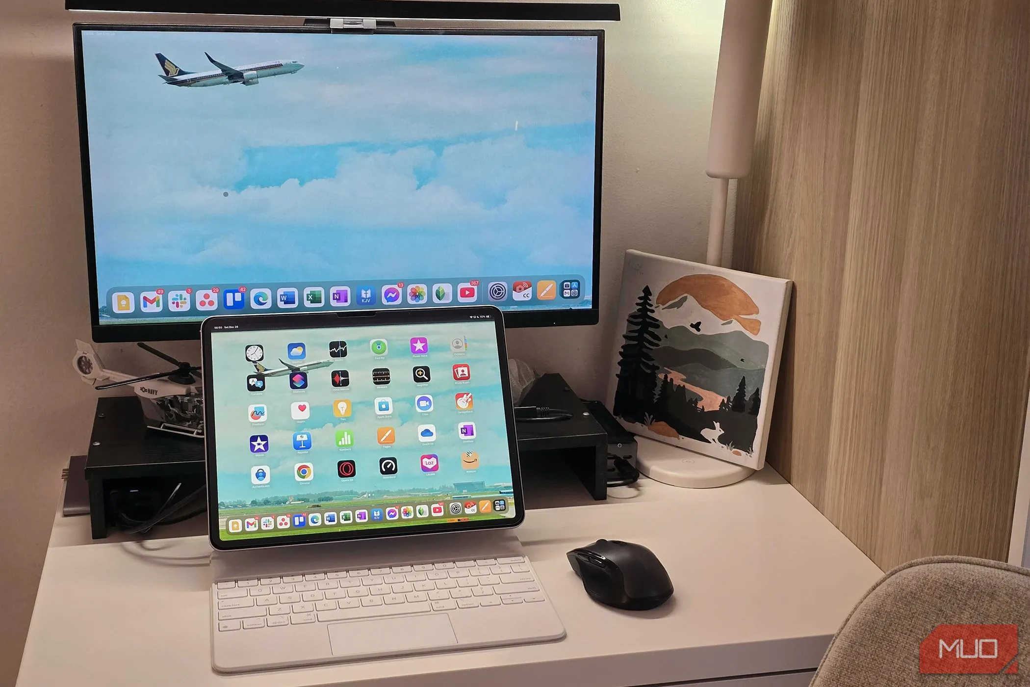 Sử dụng iPad Air với màn hình ngoài và chuột kết nối qua một hub