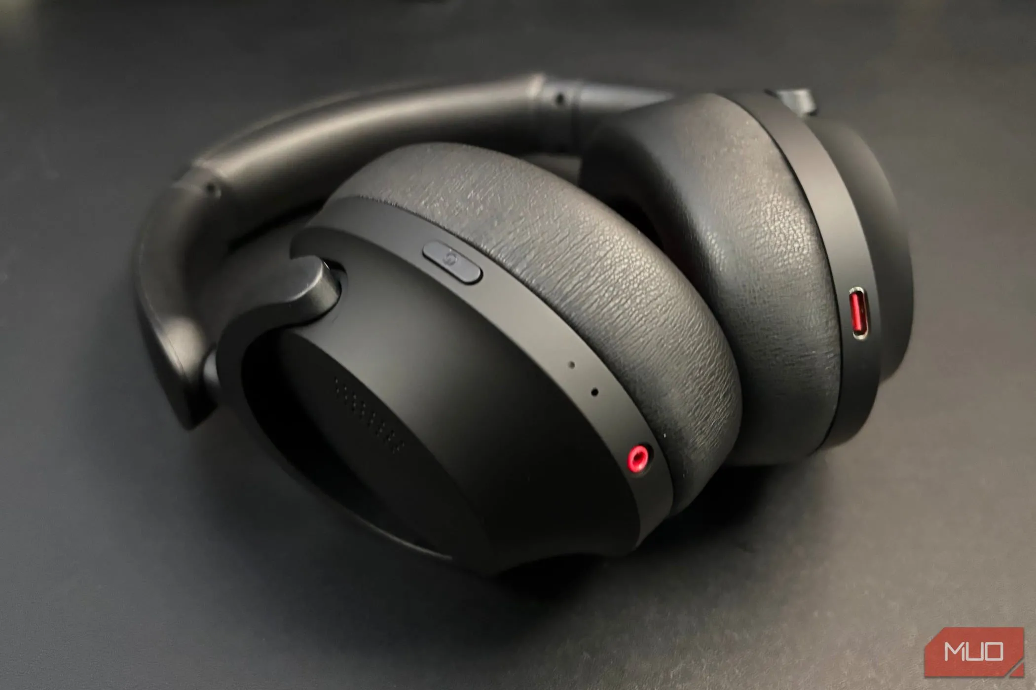 Tai nghe 1MORE SonoFlow Pro với cổng USB-C và jack cắm tai nghe, minh họa cho việc thay thế earpads cải thiện âm thanh