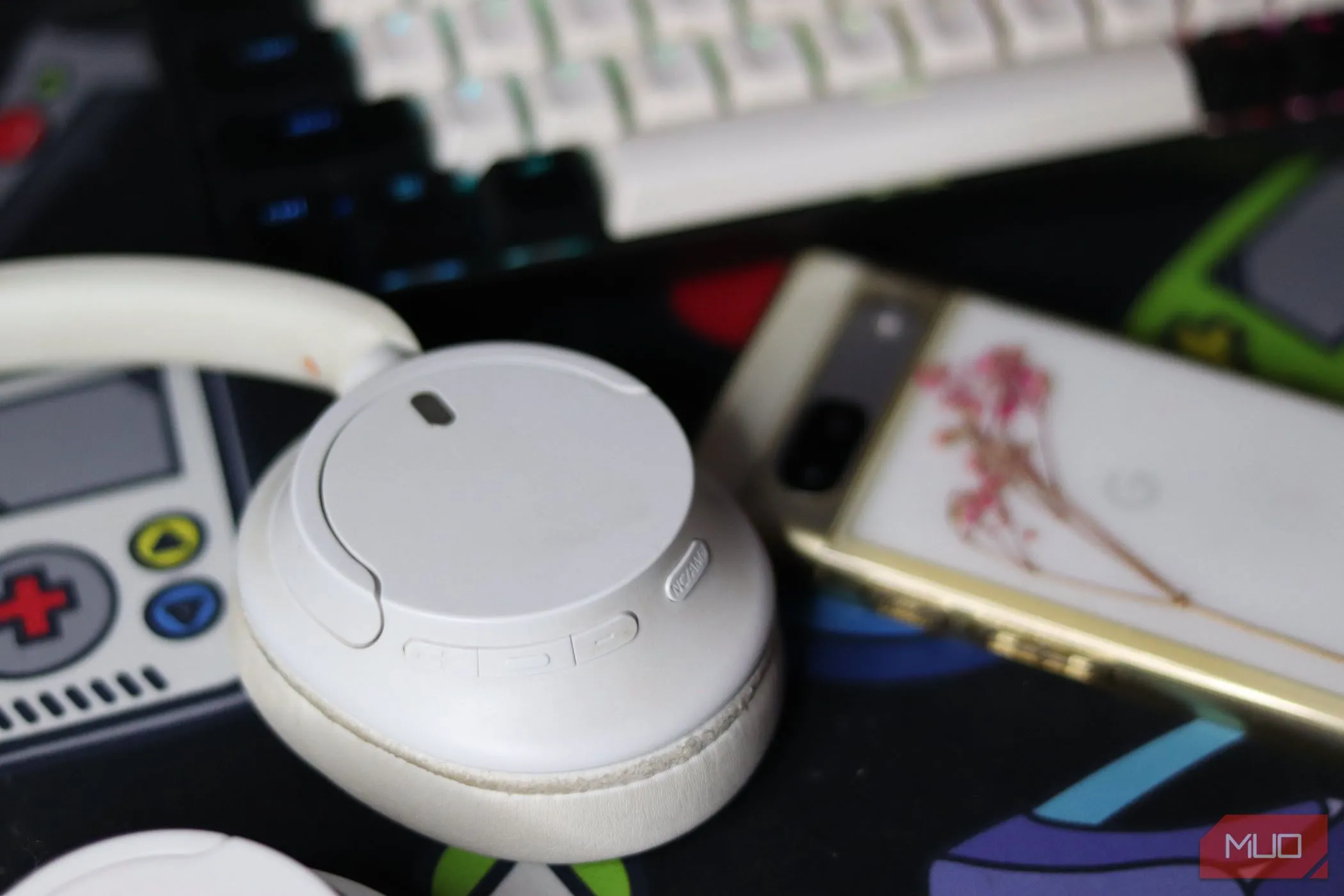 tai nghe chụp tai không dây có tính năng Bluetooth đa điểm màu xám, biểu thị thời lượng pin dài và khả năng kết nối linh hoạt.