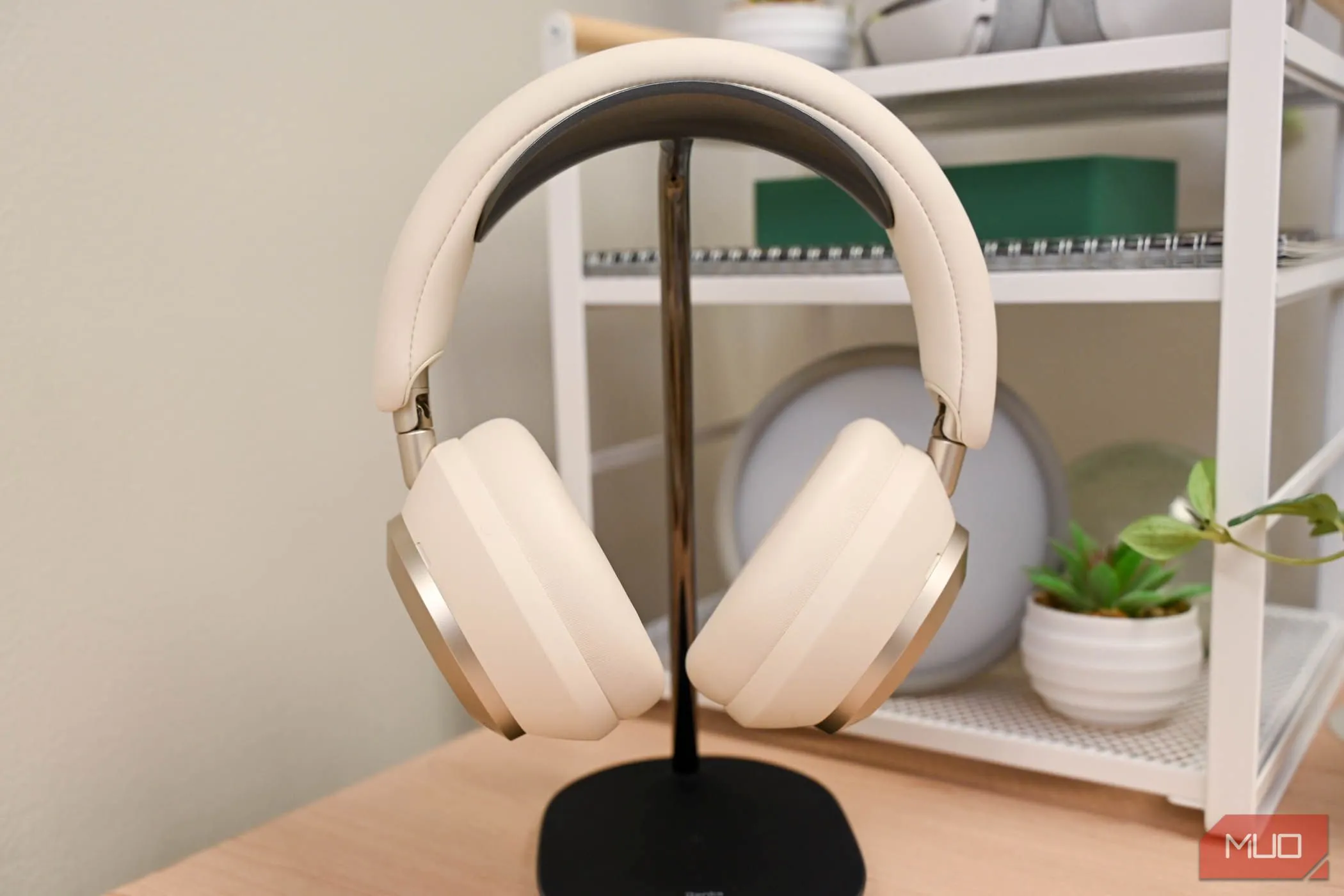 Tai nghe Soundcore Space One Pro trên giá đỡ