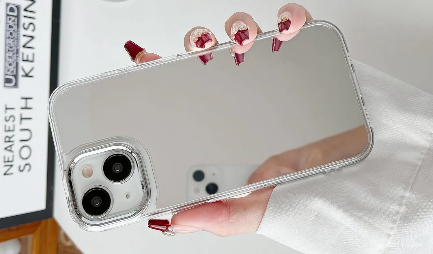 Tay cầm iPhone với ốp lưng gương phản chiếu