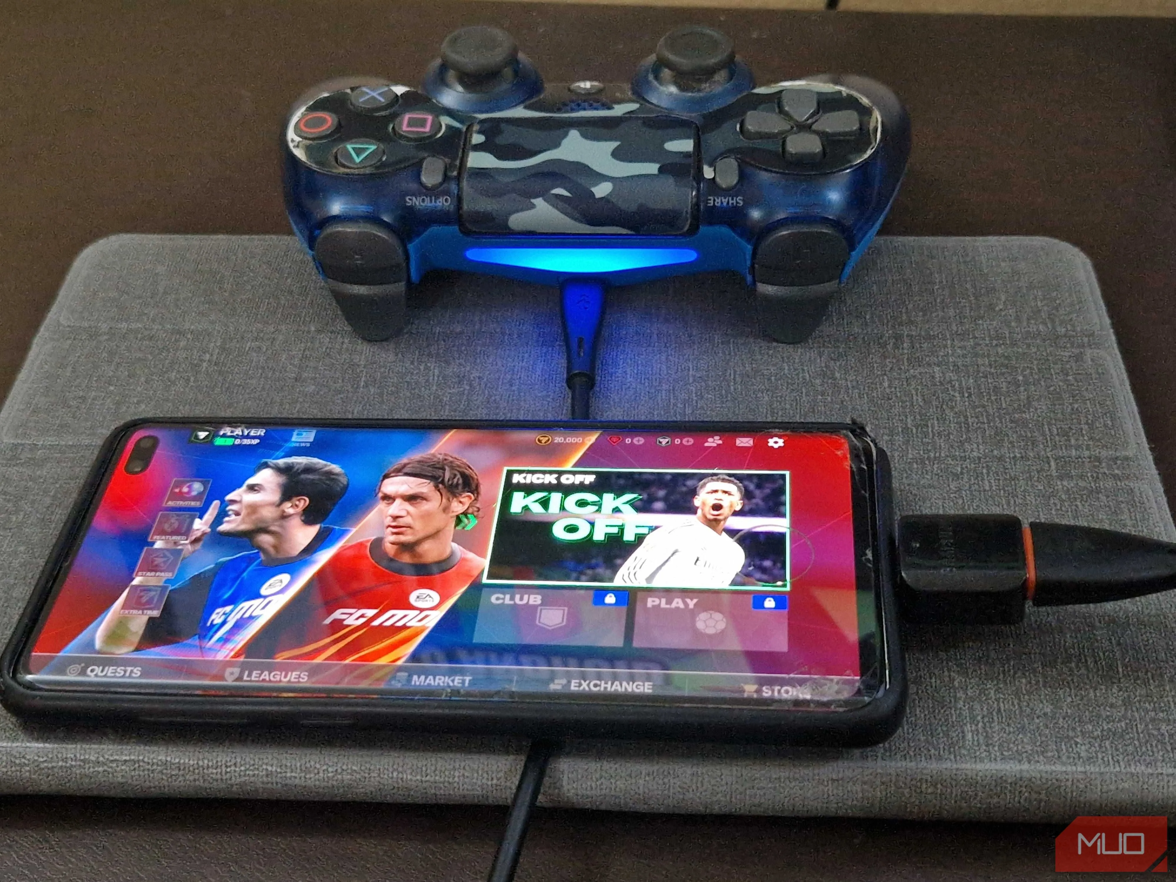 Tay cầm PS4 kết nối với smartphone qua bộ chuyển đổi OTG và cáp USB.