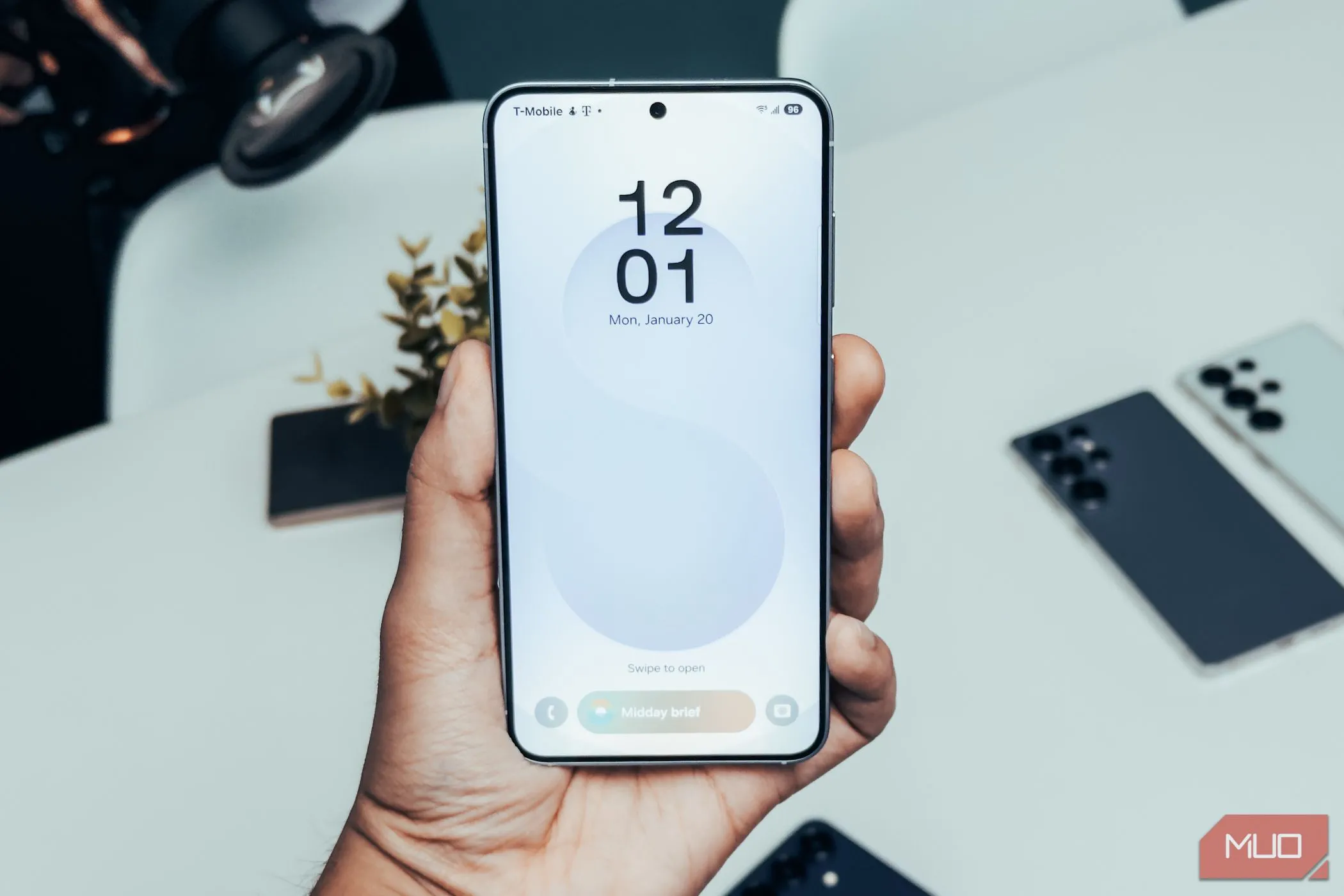 Thanh Now Bar hiển thị thông báo trực tiếp trên màn hình khóa Samsung Galaxy S25
