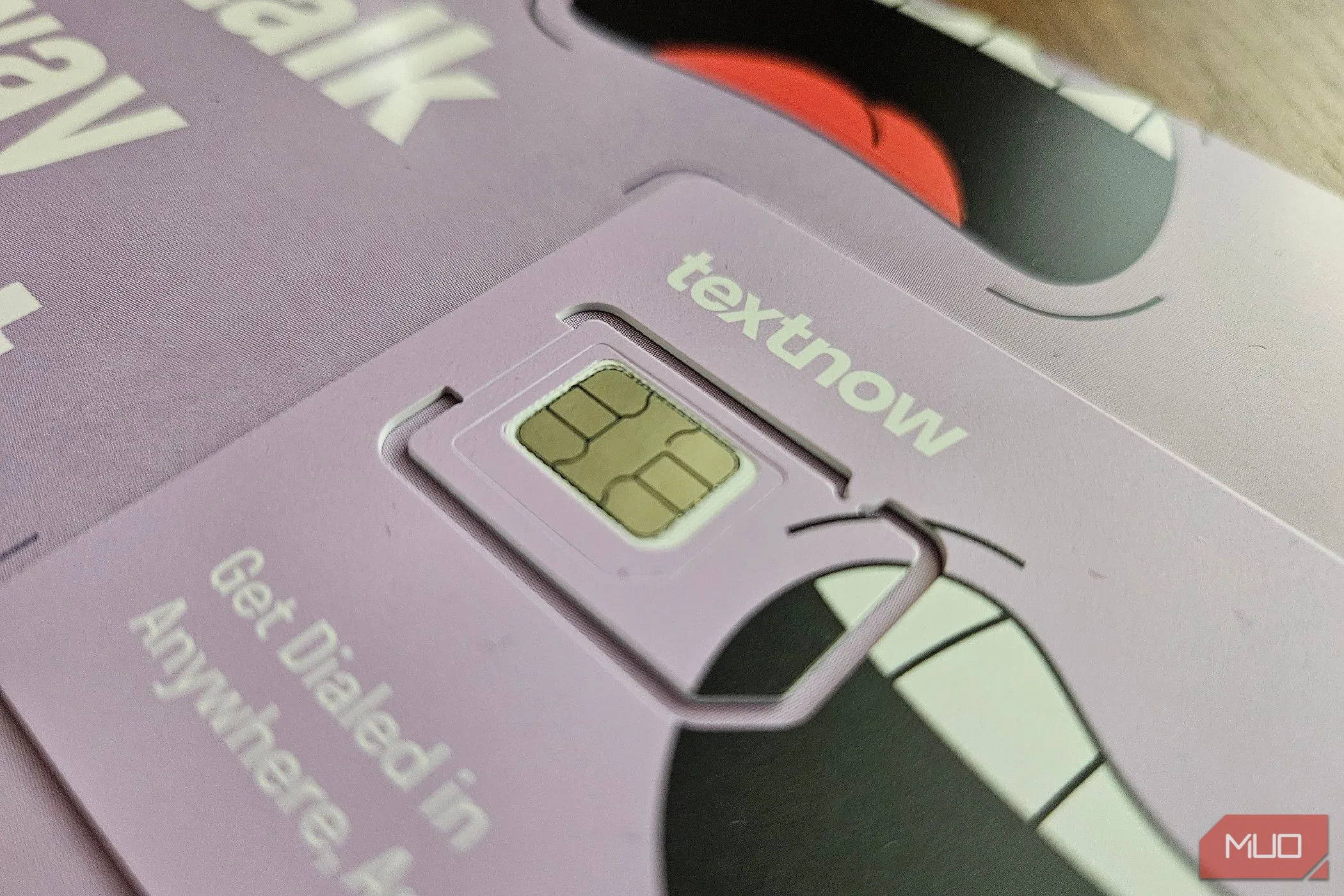 Thẻ SIM điện thoại, minh họa sự phụ thuộc của RCS vào nhà mạng di động