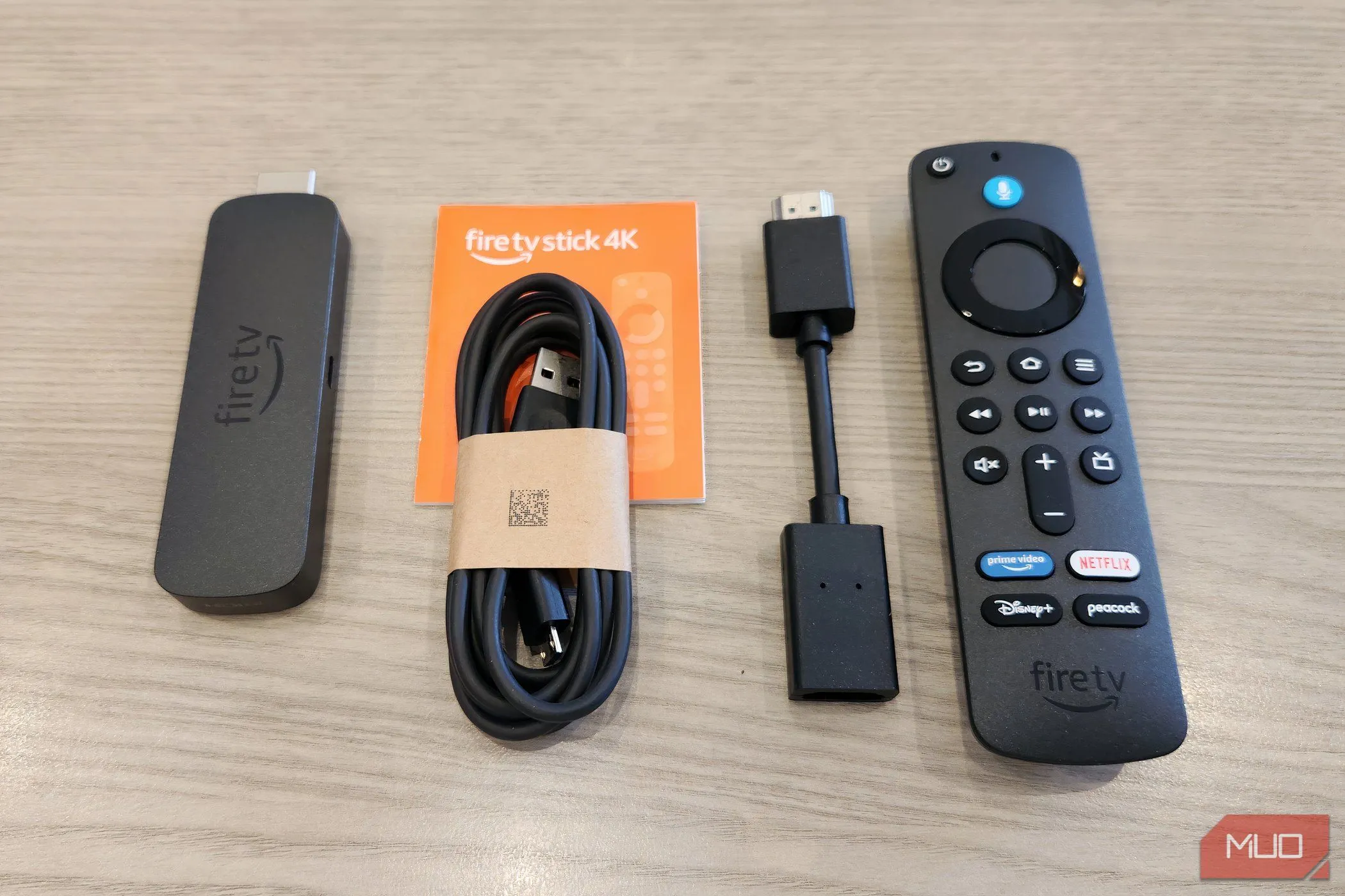 Thiết bị Amazon Fire TV Stick và các phụ kiện đi kèm trong hộp