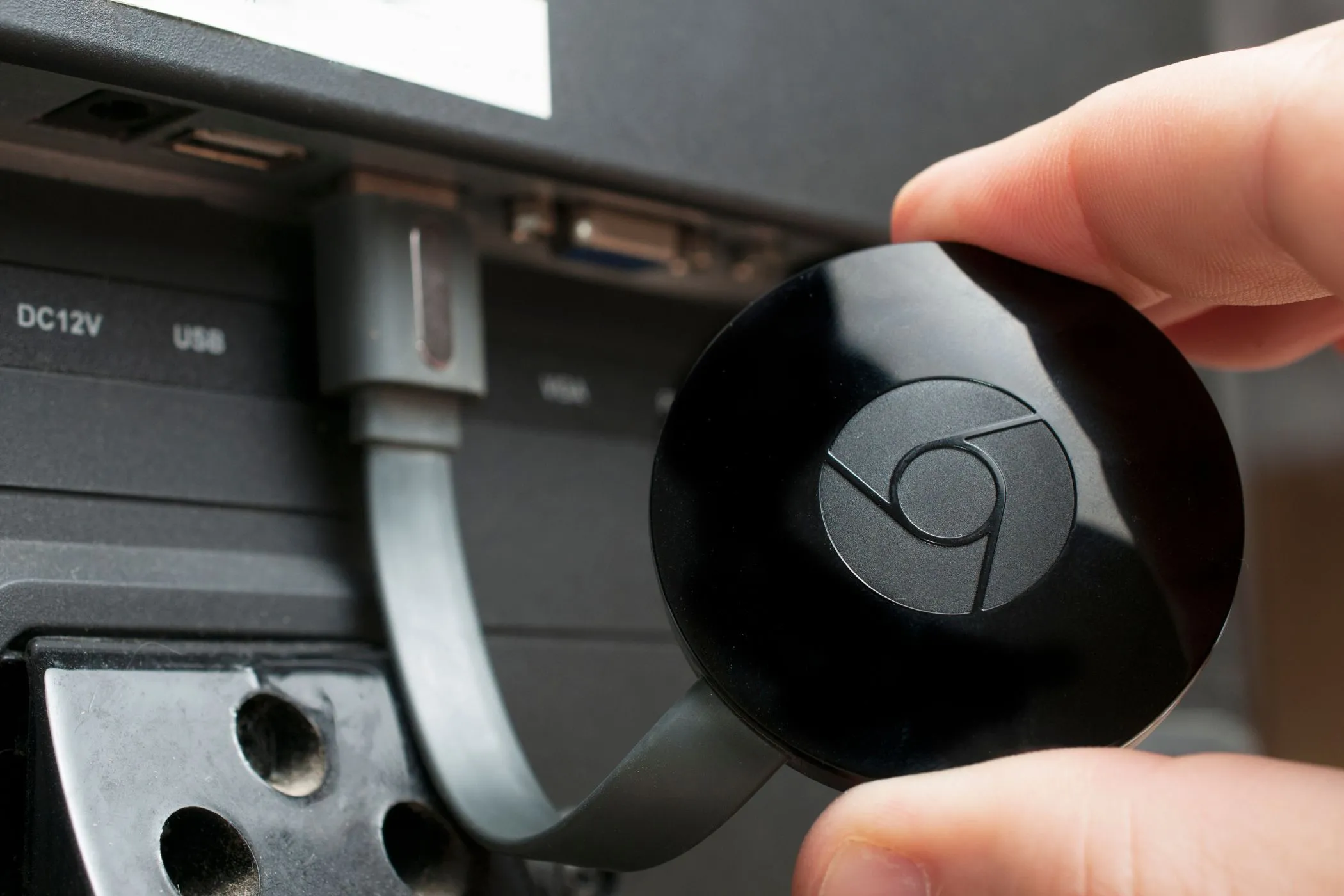 Thiết bị Chromecast được cắm vào cổng HDMI của TV, minh họa khả năng cấp nguồn cho các thiết bị stream từ cổng USB của Smart TV.
