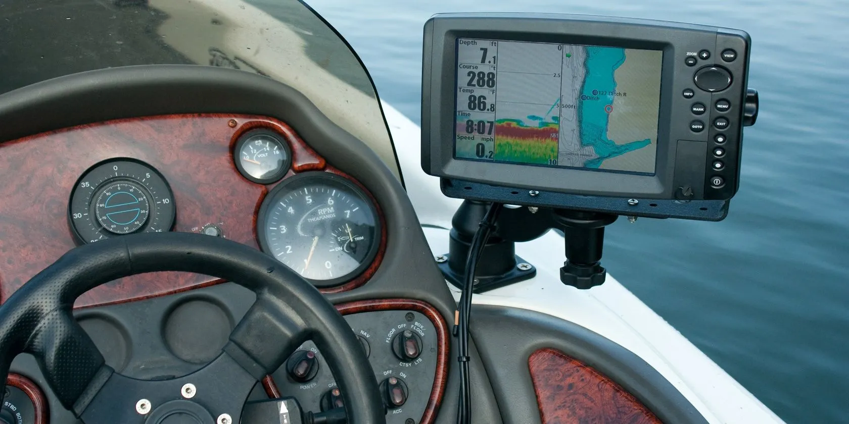 Thiết bị GPS chuyên dụng trên thuyền đánh cá, nhấn mạnh vai trò không thể thiếu của GPS trong các hoạt động đặc thù.