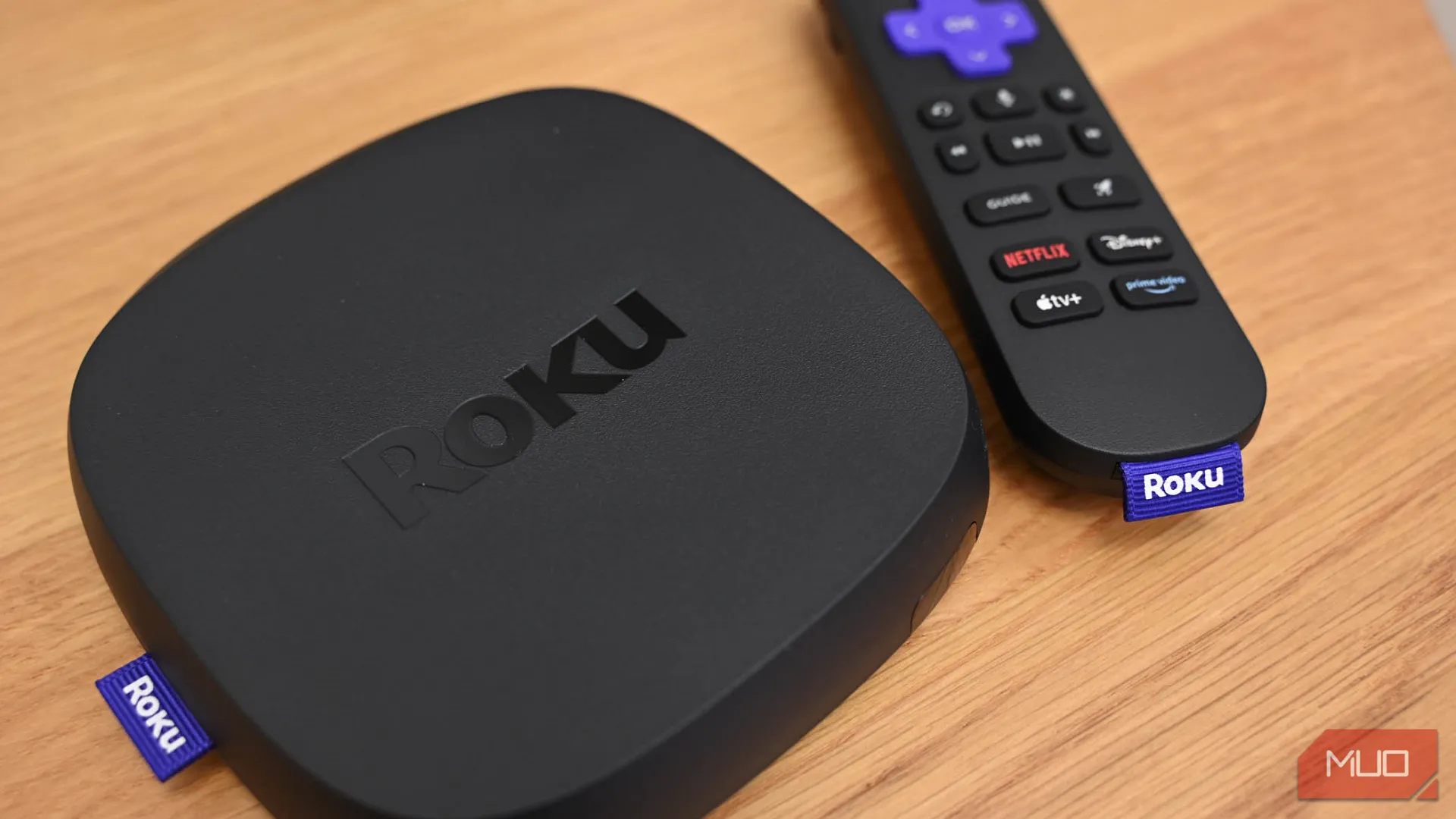 Thiết bị Roku Ultra và điều khiển Voice Remote Pro, minh họa cho khả năng nâng cấp dễ dàng của các thiết bị streaming TV