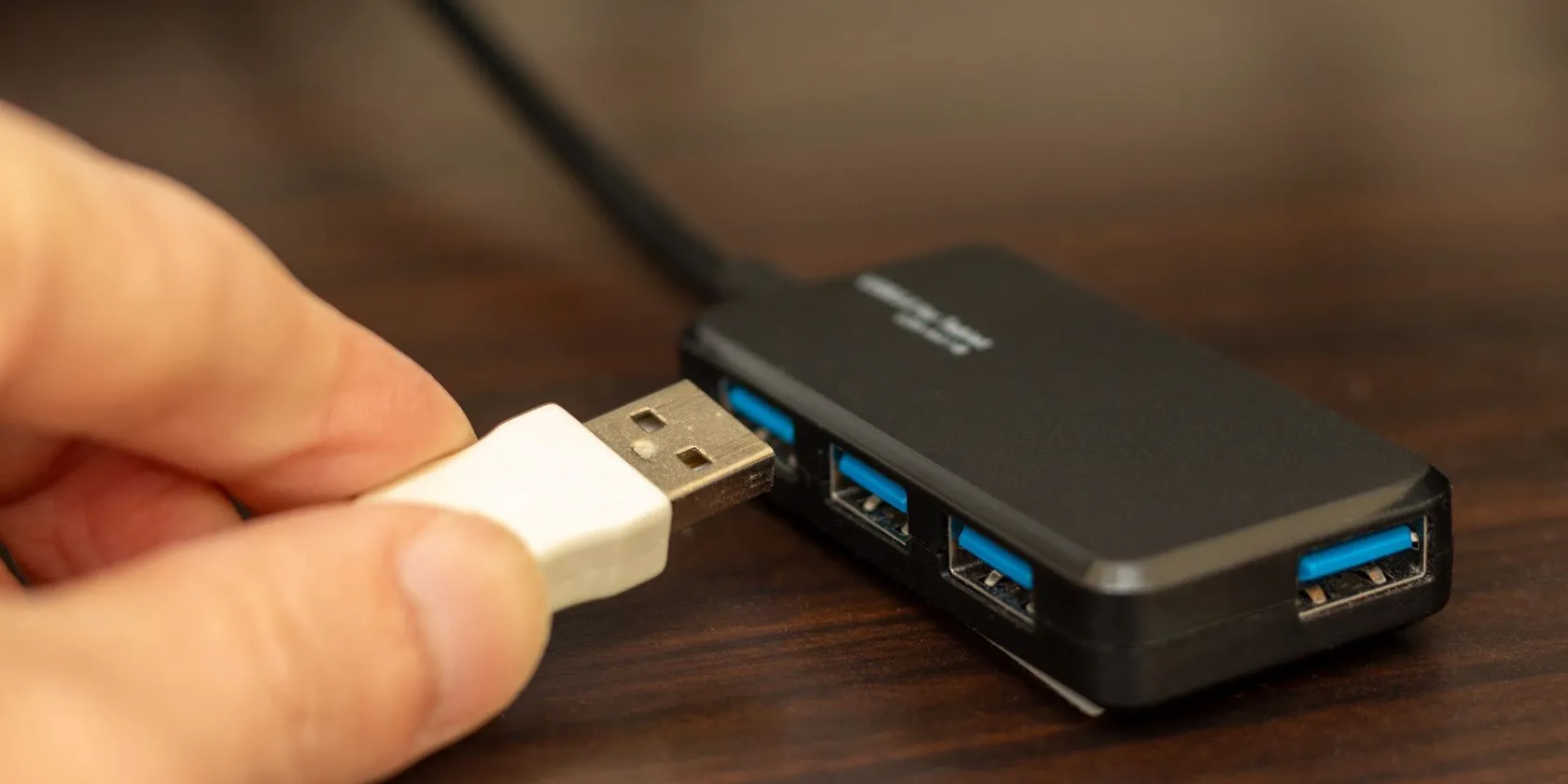 Thiết bị USB được cắm vào bộ chia USB (USB hub) để mở rộng cổng kết nối trên màn hình