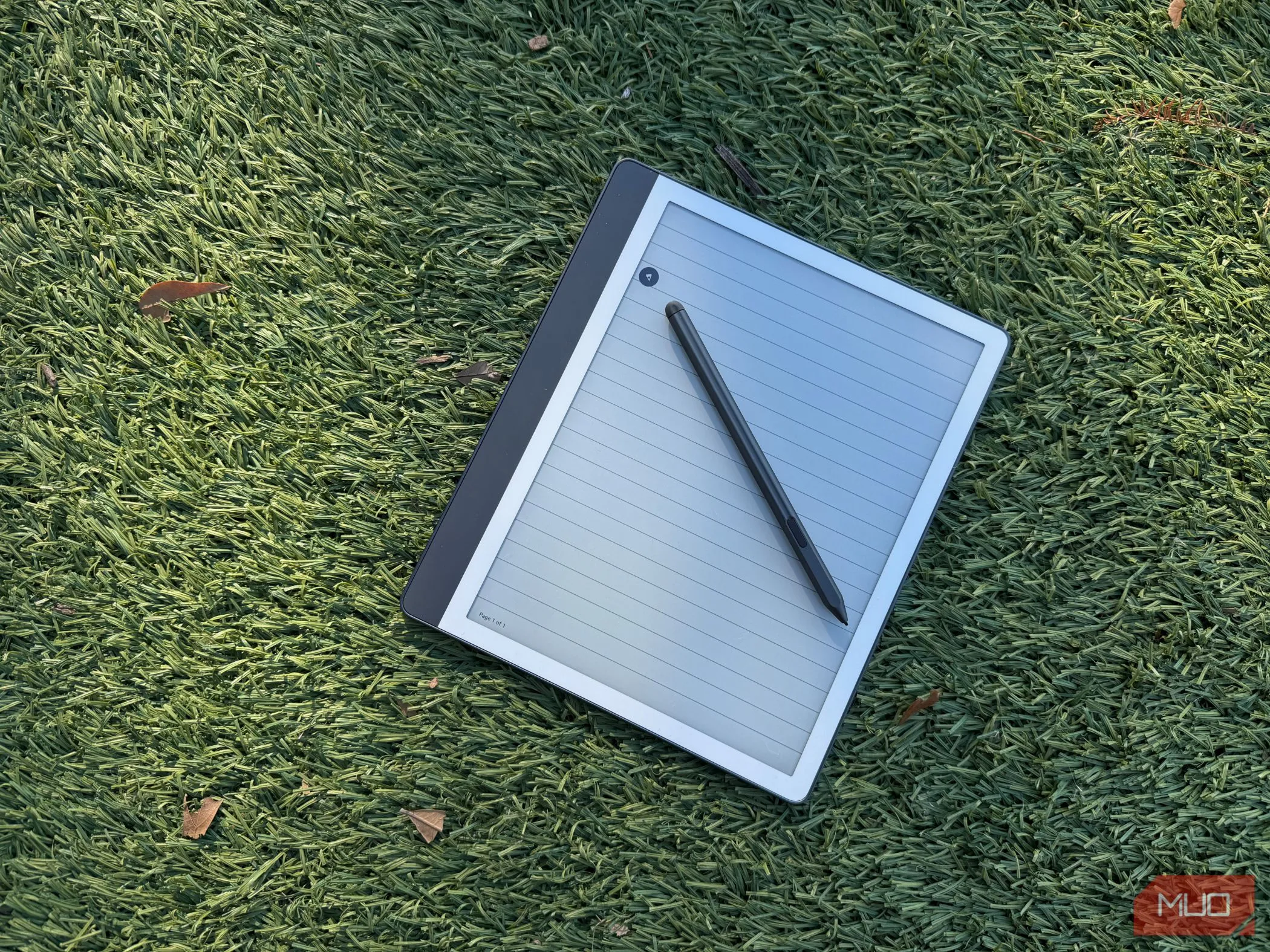 Thiết kế tổng thể của Kindle Scribe 2024 và bút Premium Pen kèm theo