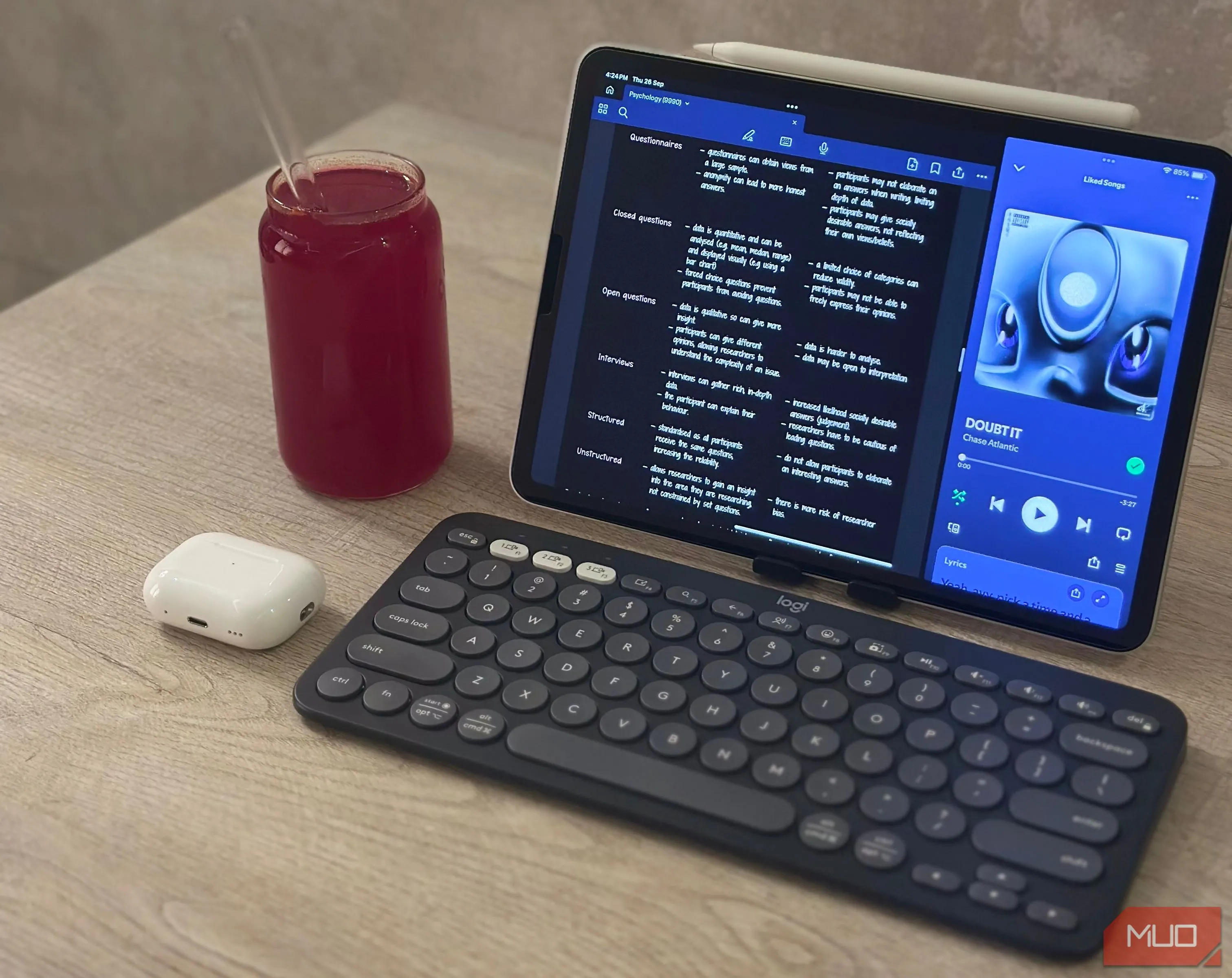 Thiết lập làm việc với iPad, bàn phím Logitech Pebble, AirPods và nước uống