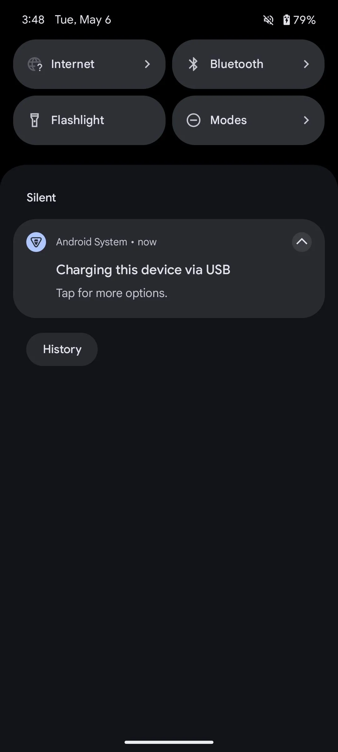 Thông báo 'Đang sạc thiết bị này qua USB' trên điện thoại Pixel, hiển thị tùy chọn kết nối.