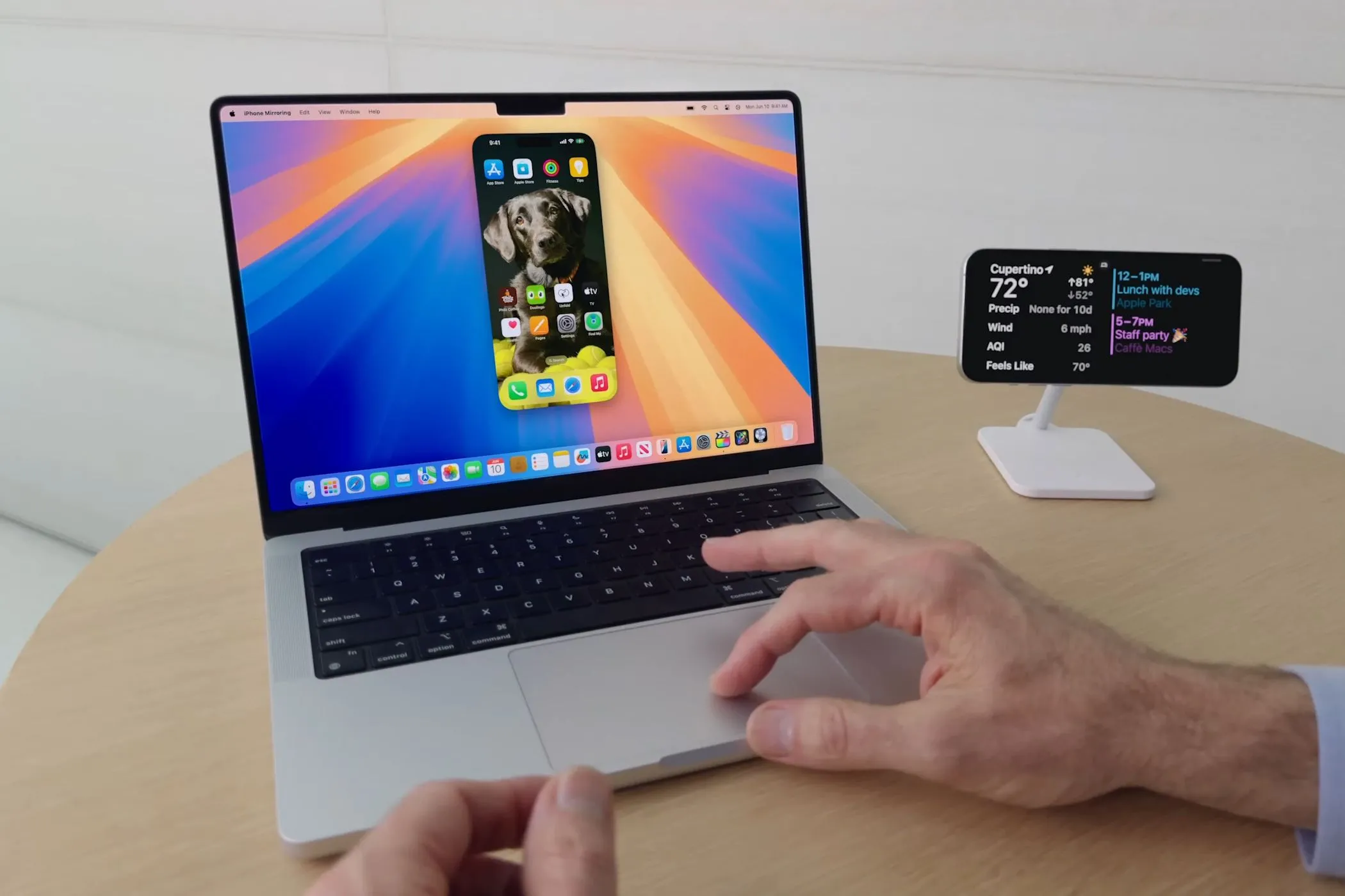 Tính năng phản chiếu màn hình iPhone lên MacBook chạy macOS Sequoia, hiển thị tỷ lệ khung hình cố định