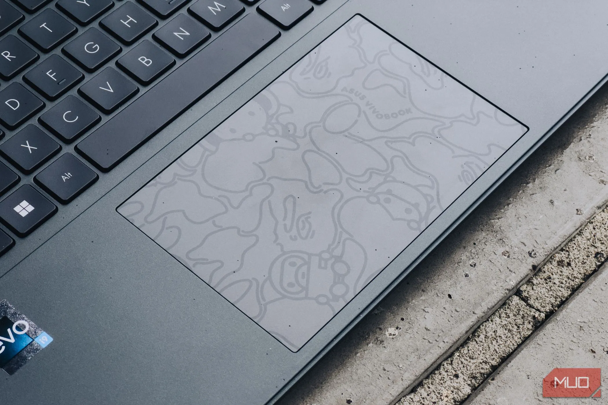 Trackpad xúc giác trên laptop ASUS Vivobook S 15 OLED