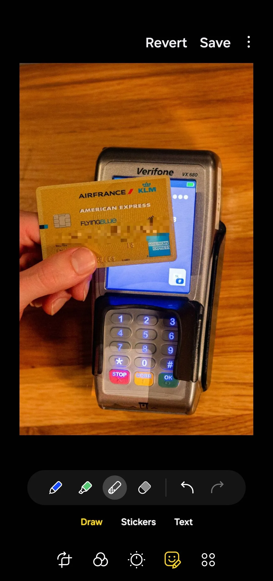 Trình chỉnh sửa ảnh của ứng dụng Thư viện Samsung hiển thị ảnh thẻ tín dụng với các số đã được làm mờ