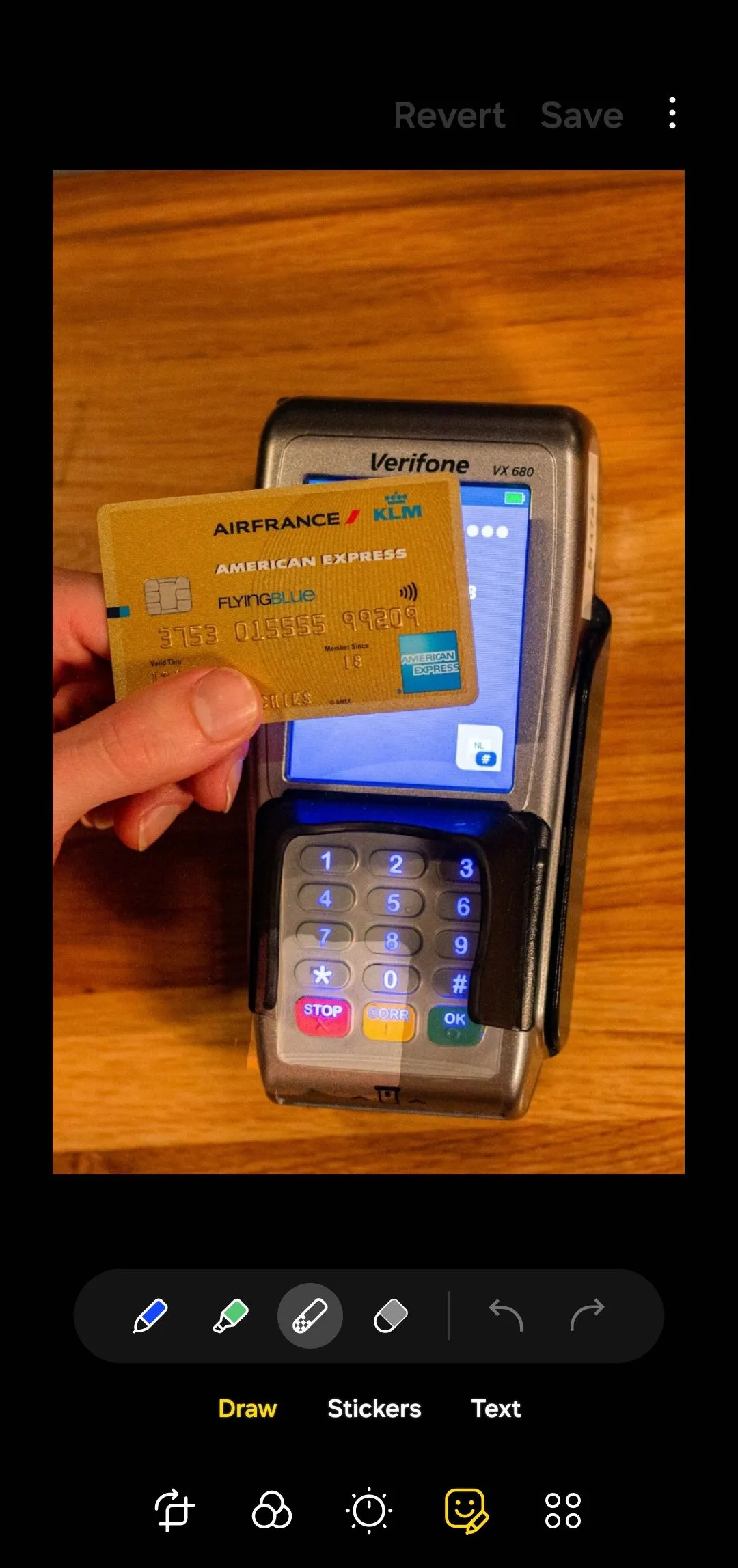 Trình chỉnh sửa ảnh của ứng dụng Thư viện Samsung hiển thị ảnh thẻ tín dụng