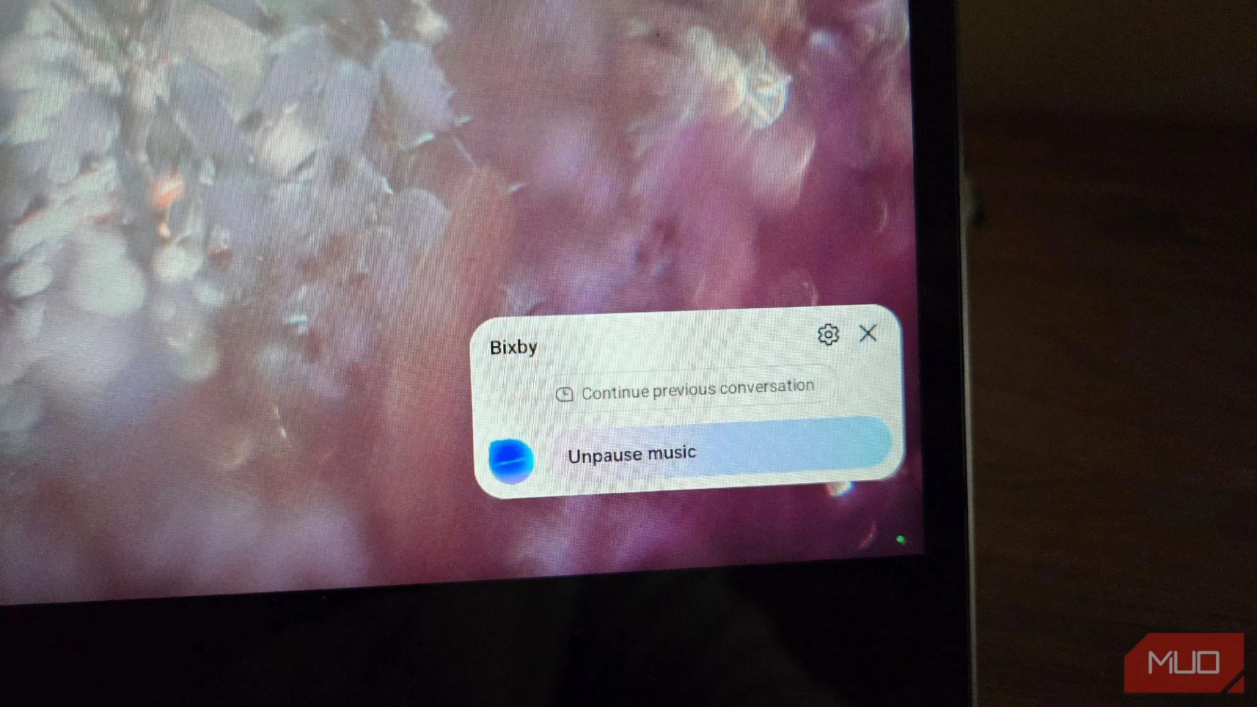Trợ lý ảo Bixby đang tiếp tục phát nhạc trong giao diện Samsung DeX, minh họa khả năng điều khiển nhạc bằng giọng nói.