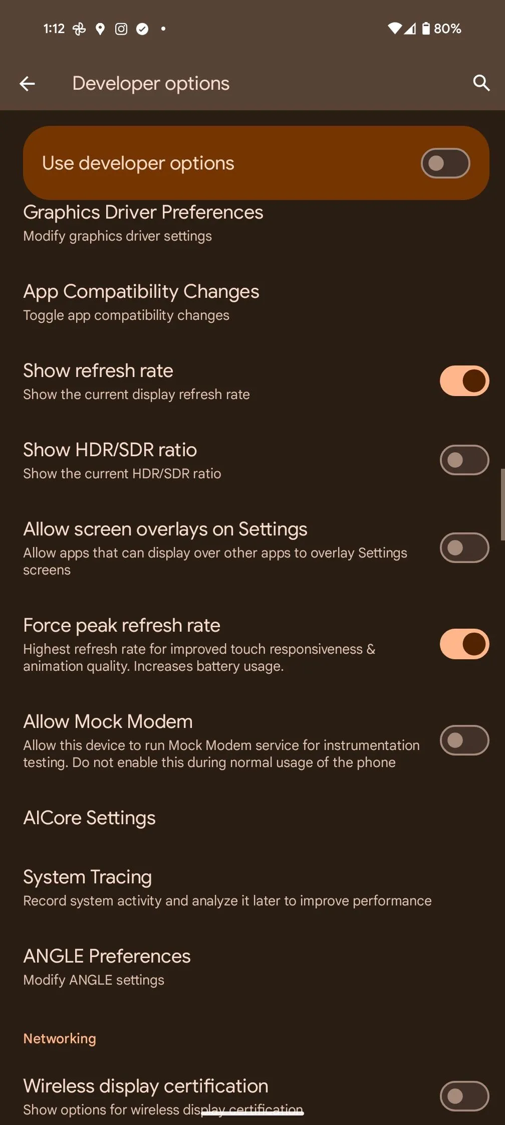 Tùy chọn Buộc Tần số quét cao nhất trong Tùy chọn nhà phát triển trên Android giúp màn hình mượt mà hơn