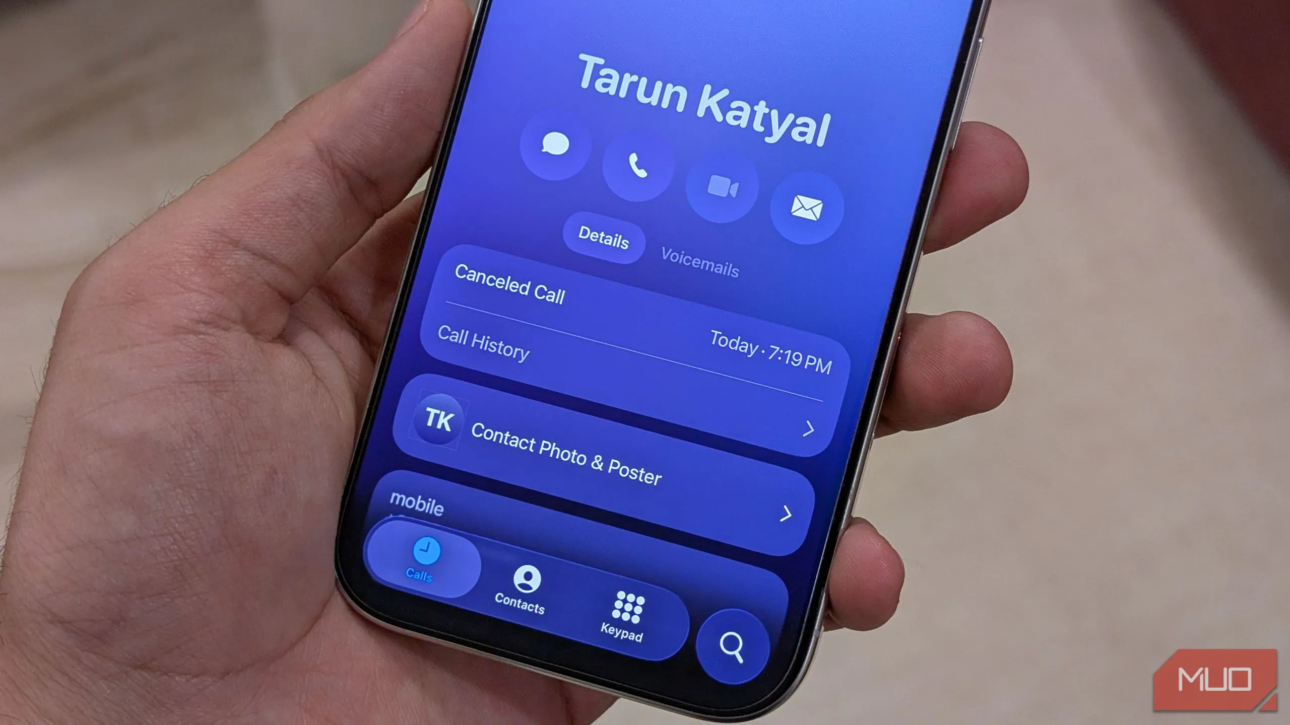Tùy chọn &quot;Call History&quot; mới trong thông tin liên hệ trên ứng dụng Điện thoại của iOS 26, cho phép xem lịch sử cuộc gọi riêng của từng người.