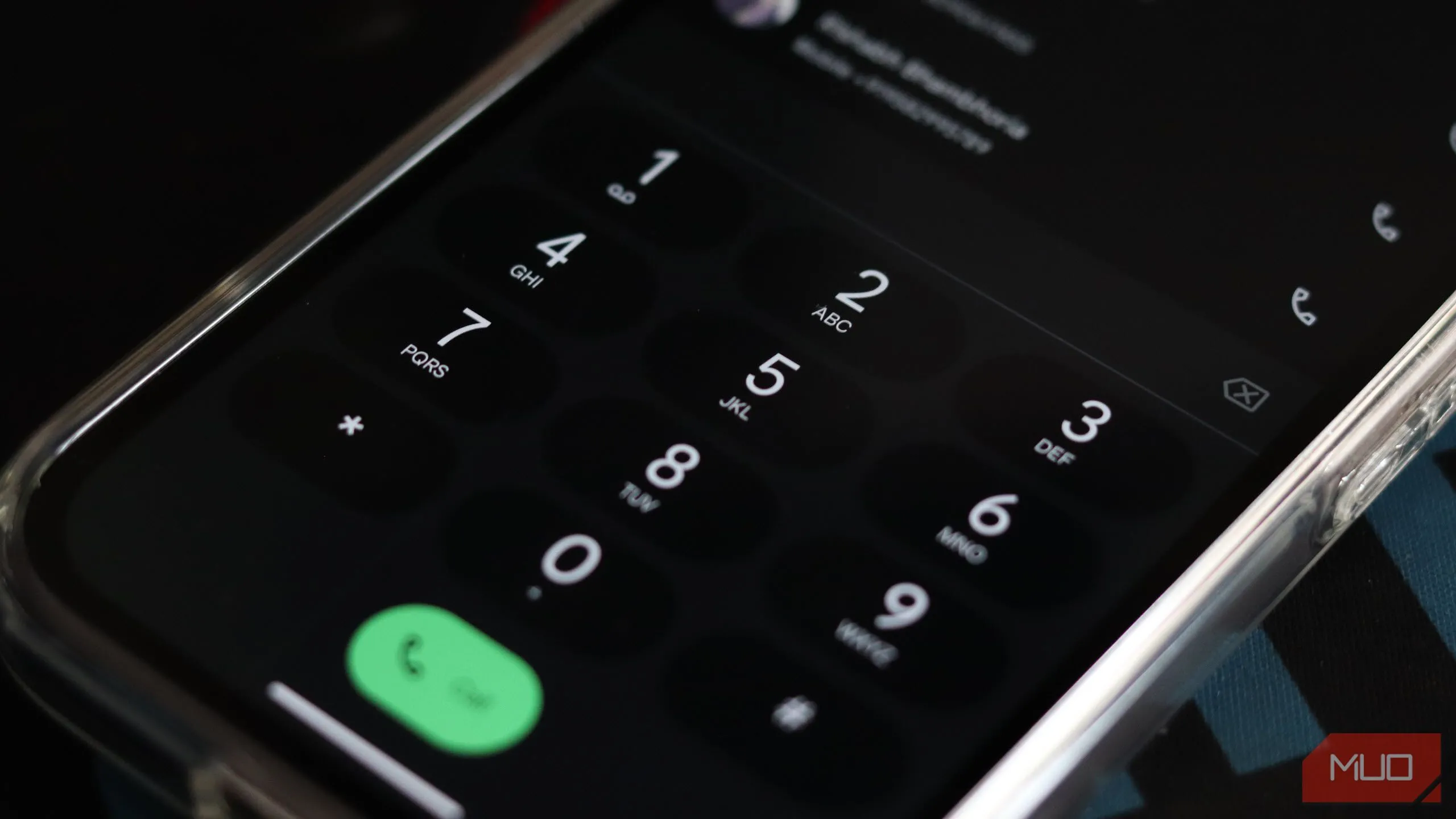 Ứng dụng Điện thoại trên Pixel 9a hiển thị giao diện cuộc gọi đến với tùy chọn Call Screen