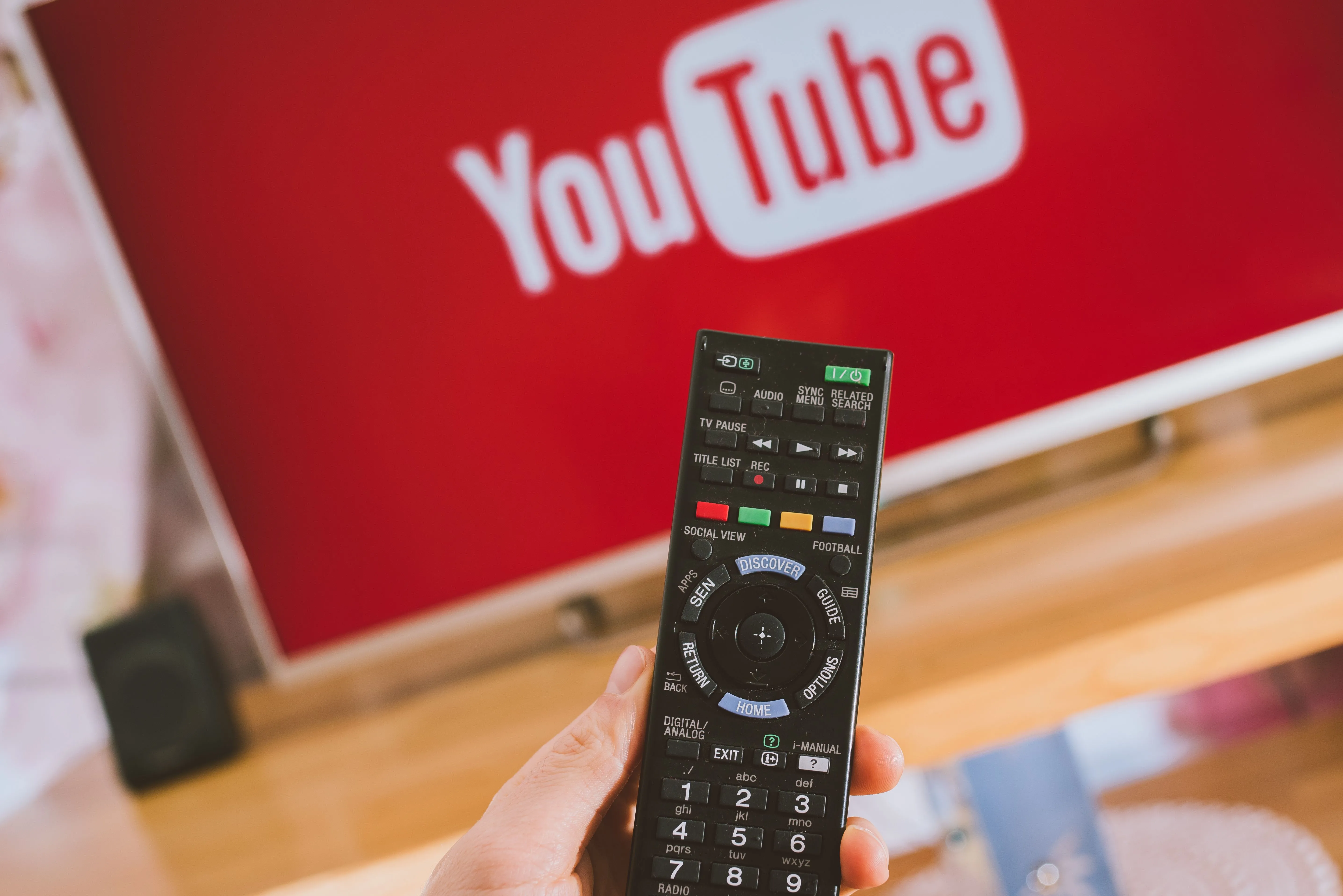 Ứng dụng YouTube hiển thị trên Smart TV Sony, điều khiển bằng remote