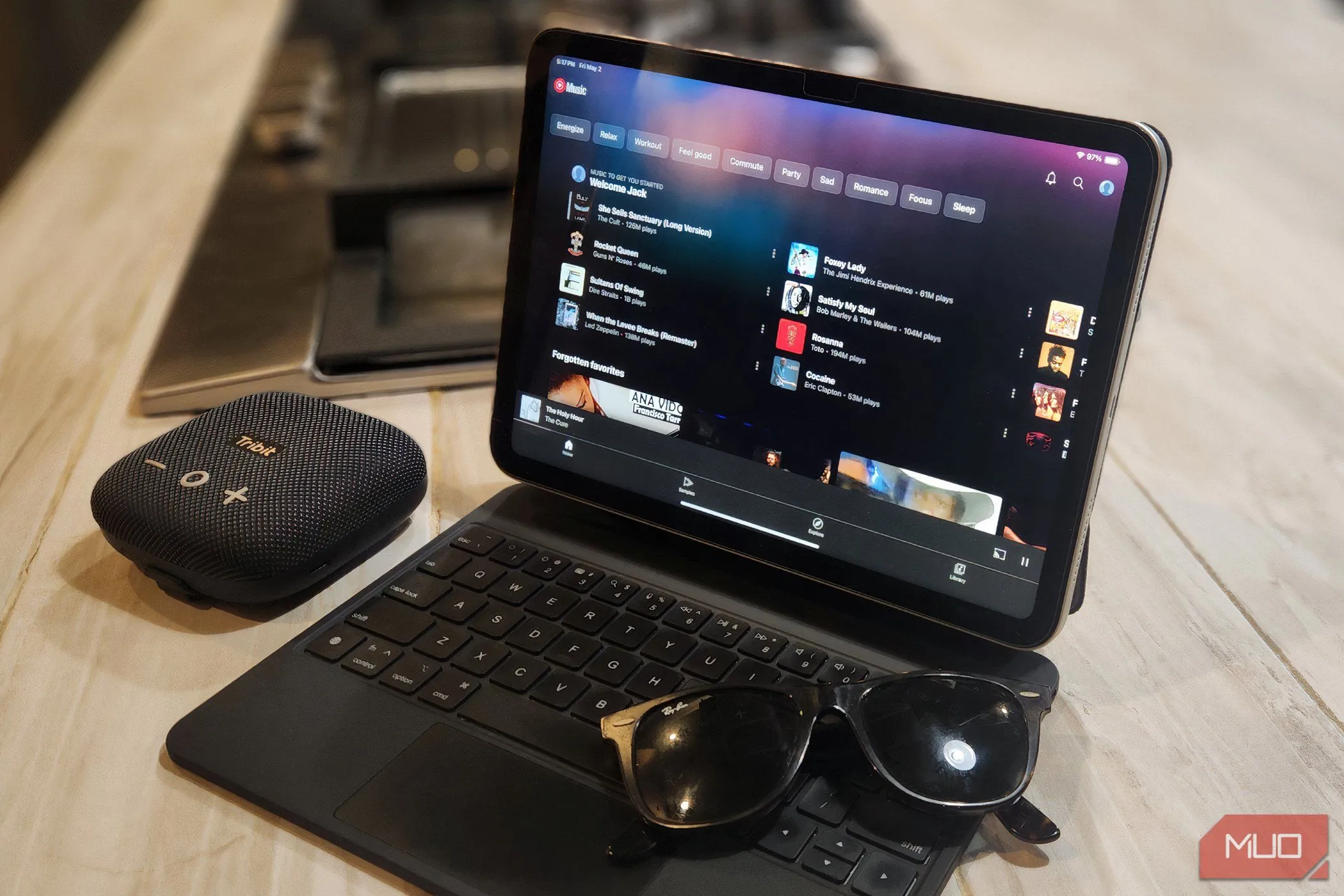 Ứng dụng YouTube Music Premium đang phát nhạc trên màn hình máy tính bảng, minh họa giải trí cá nhân khi du lịch