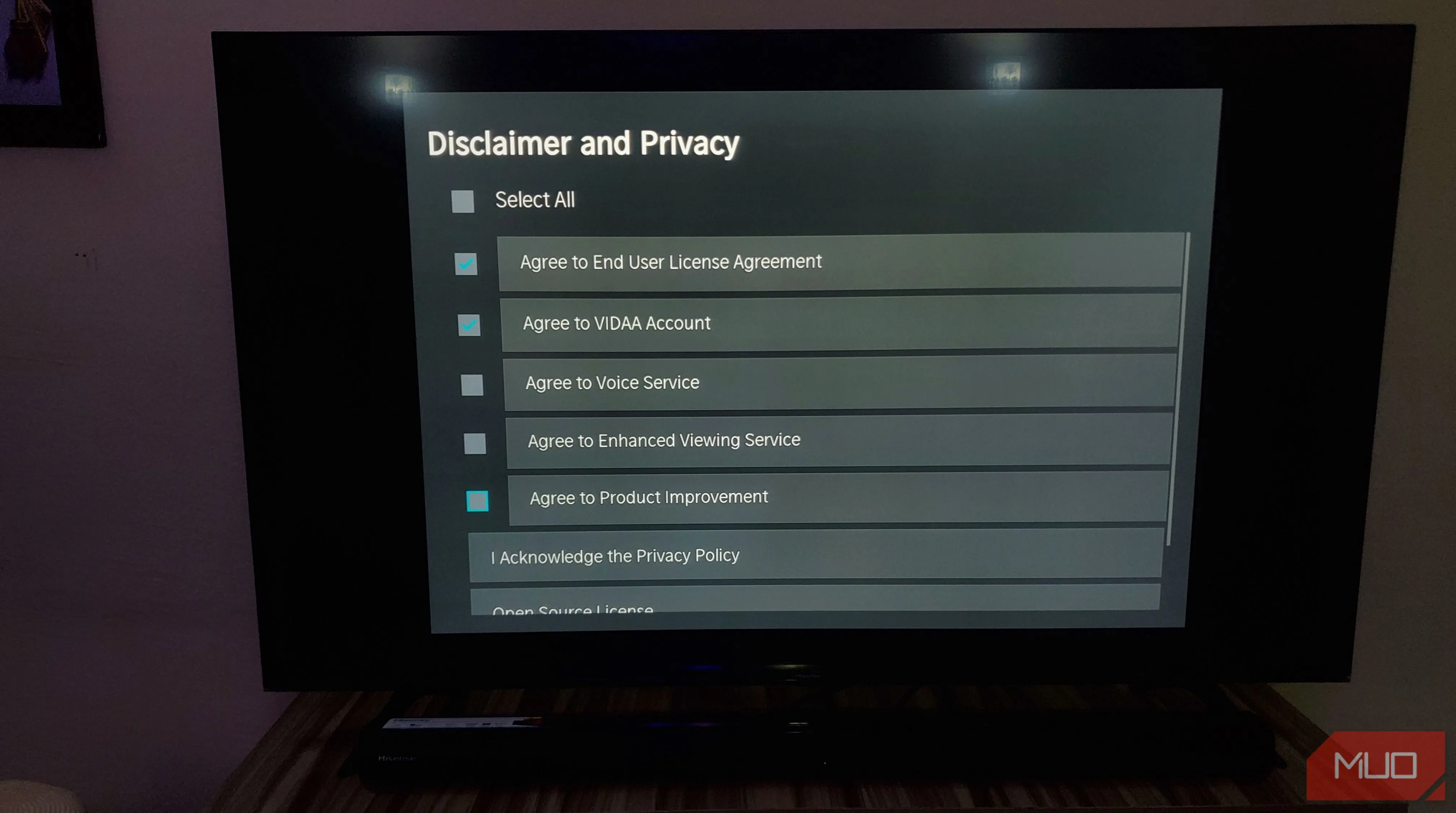 Xem lại các điều khoản miễn trừ trách nhiệm và chính sách quyền riêng tư trên Smart TV.